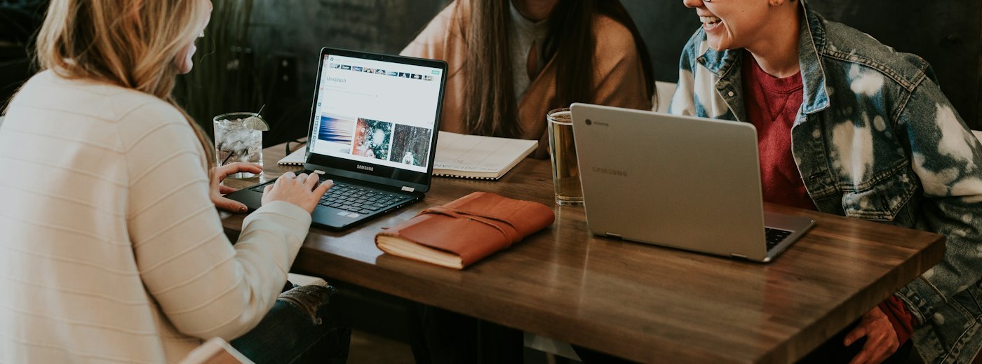 Grupo de personas trabajando juntas con laptops